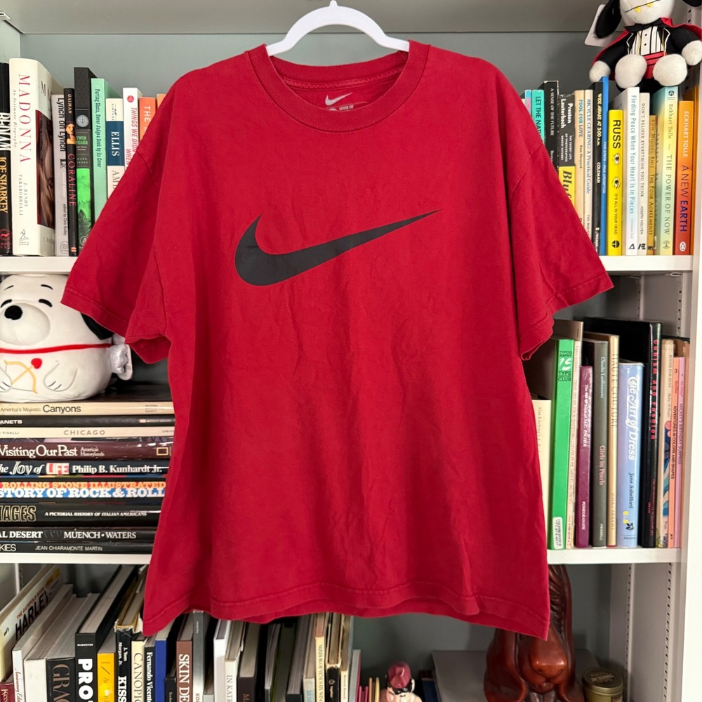 Nike Loose Fit Swoosh Graphic T-Shirt Red Size XL